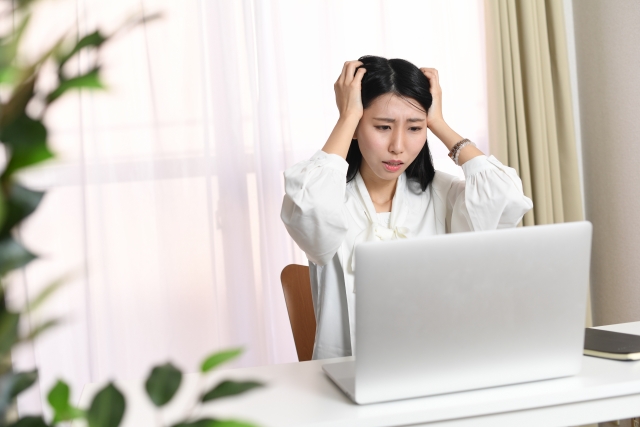 ネット情報の判断で挫折する女性のイメージ