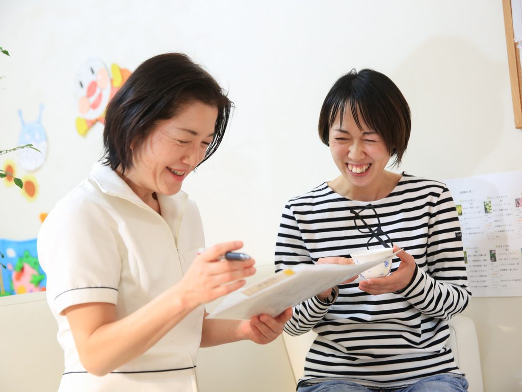 丁寧なカウンセリングを終えて安心してリラックスするサロンのお客様